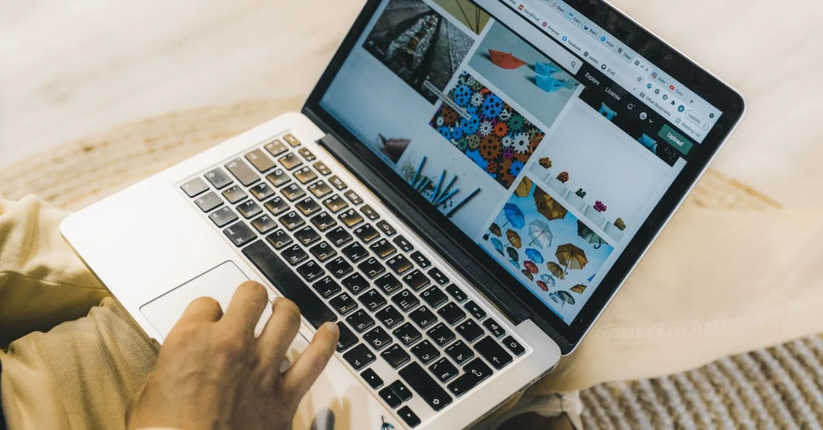 Pessoa usando notebook para navegar em um site